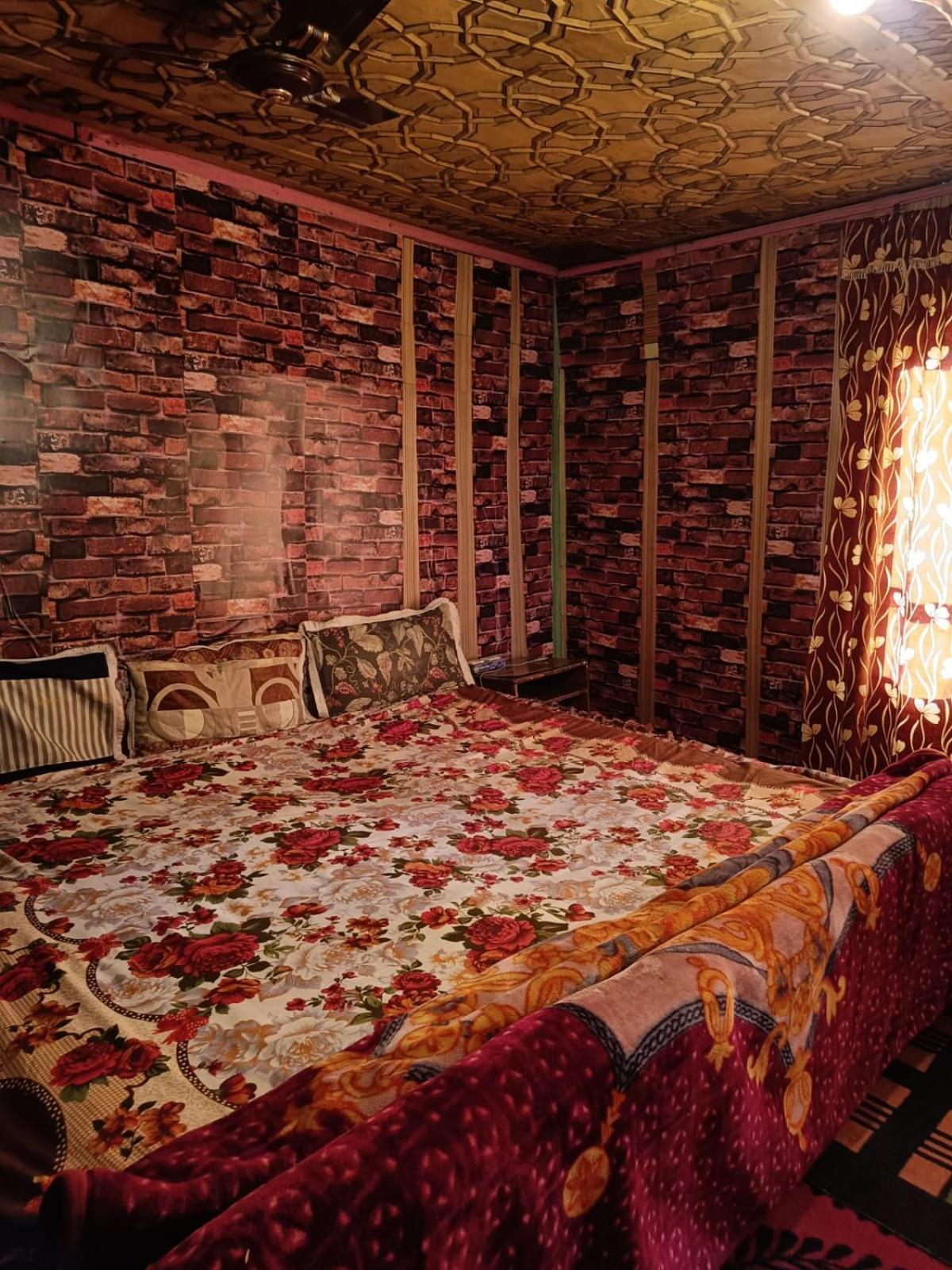 Hotel Island Srinagar  Exterior photo